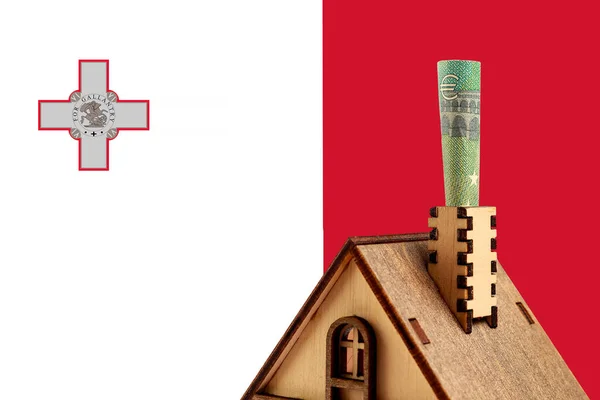 Eurosedel Skorsten Trä Leksak Symboliskt Hus Mot Bakgrund Maltas Flagga — Stockfoto