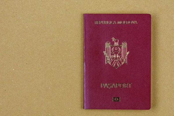 Сучасний Іноземний Паспорт Громадянина Республіки Молдова Тло Копіювальним Простором Зліва — стокове фото