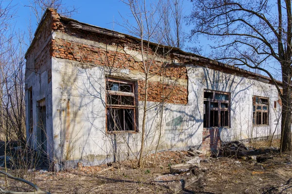 Vernietigde Verlaten Militaire Kazerne Achtergrond Met Selectieve Focus Kopieer Ruimte — Stockfoto