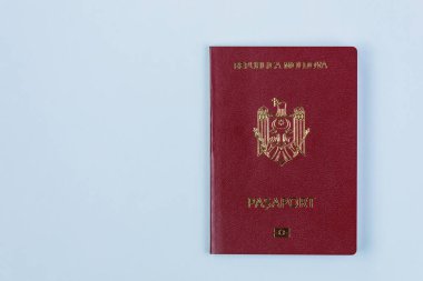 Moldova Cumhuriyeti vatandaşının modern yabancı pasaportu. Metin için sol tarafta kopyalama alanı olan arkaplan.