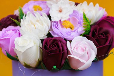 Sabundan yapılan yapay çiçekler. Seçici odaklı hediye buketi. Bir kızın doğum gününü ya da kadınlar bayramını kutlarım. Düğün ve nişan. Yakın plan arkaplan.