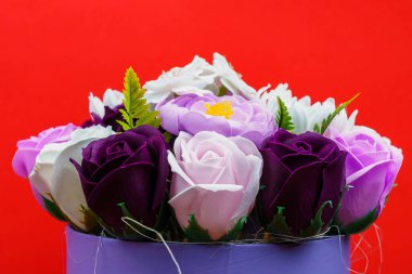 Sabundan yapılan yapay çiçekler. Seçici odaklı hediye buketi. Bir kızın doğum gününü ya da kadınlar bayramını kutlarım. Düğün ve nişan.