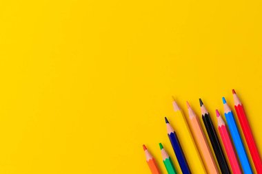 Renkli kalemler ve yazılar için sarı kopya alanı. Yaratıcı arkaplan.