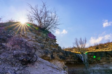 Vahşi doğada donmuş şelale. Metin için kopya alanı olan peyzaj arkaplanı