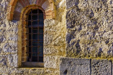 Doğal taştan yapılmış eski bir binanın penceresi. Klasik mimari. Seçici odaklı arkaplan ve metin için alanı kopyala.