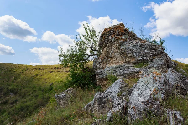 東ヨーロッパの野生の岩や山岳性 テキストのコピースペースを持つ風景の背景 選択的フォーカス トーン ティポヴォ村またはティポヴァ村 モルドバへようこそ — ストック写真