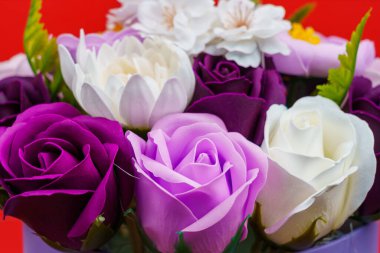 Sabundan yapılan yapay çiçekler. Seçici odaklı hediye buketi. Bir kızın doğum gününü ya da kadınlar bayramını kutlarım. Düğün ve nişan. Yakın plan arkaplan.