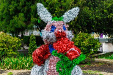 Ivır zıvırdan tavşan. Paskalya sembolü. Seçici odaklı arkaplan ve metin için alanı kopyala