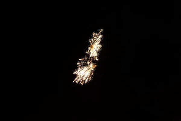 Vuurwerk Vonkt Een Zwarte Lucht Achtergrond Met Kopieerruimte Voor Tekst — Stockfoto