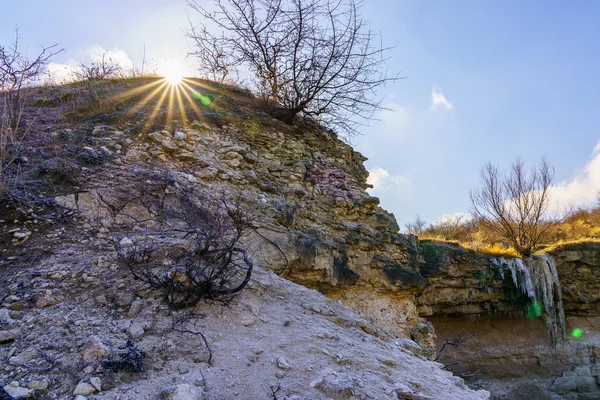 Vahşi doğada donmuş şelale. Metin için kopya alanı olan peyzaj arkaplanı