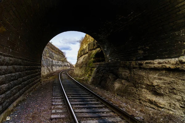 Kanyonda demiryolu tüneli. Metin için kopyalama alanı olan arkaplan
