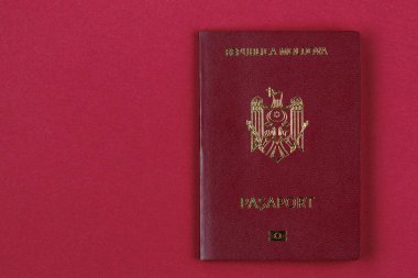 Moldova Cumhuriyeti vatandaşının modern yabancı pasaportu. Metin için sol tarafta kopyalama alanı olan arkaplan.