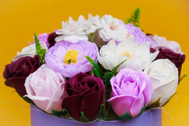 Sabundan yapılan yapay çiçekler. Seçici odaklı hediye buketi. Bir kızın doğum gününü ya da kadınlar bayramını kutlarım. Düğün ve nişan.