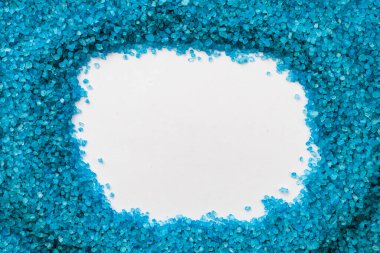 Metin için kopyalanmış deniz aromalı tuz dokusu. Spa ve rahatlama konsepti. Arkaplan ya da fon. Tasarım için boş, tasarımcı için grafik kaynağı.