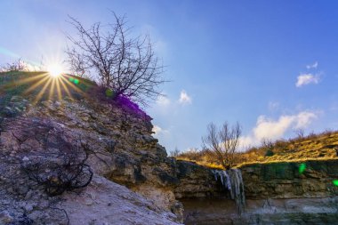Vahşi doğada donmuş şelale. Metin için kopya alanı olan peyzaj arkaplanı