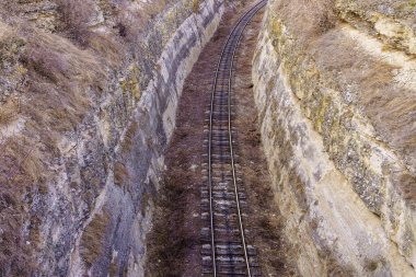 Kanyonda demiryolu var. Metin için arkaplan ya da kopyala