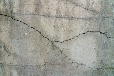 Çatlak beton levha. Çimentodan duvar ve çatlak. Ev temeli tamiri. Doku yüzeyi veya arkaplan