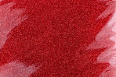 Parlak renkli şeffaf hediye kutusu. Selofanik altında ışıltılı kağıt. Fotokopi alanı veya arkaplanı olan arkaplan. Kırmızı renk