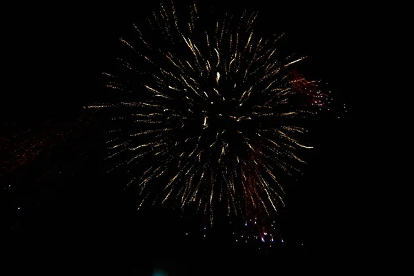 Los Fuegos Artificiales Encienden Sobre Fondo Cielo Negro Con Espacio — Foto de Stock