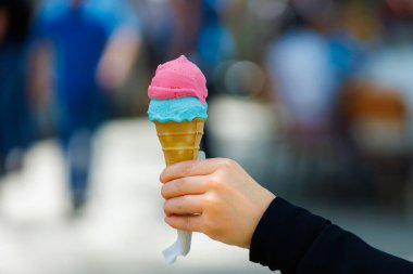 Dondurma külahı şehir ortamının bulanık arka planında. Metin için seçici odak ve kopyalama alanı