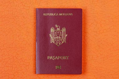 Moldova Cumhuriyeti vatandaşının modern yabancı pasaportu. Metin için kopyalama alanı olan arkaplan.