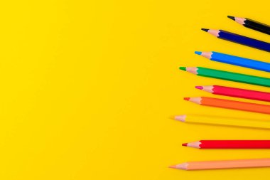 Renkli kalemler ve yazılar için sarı kopya alanı. Yaratıcı arkaplan.