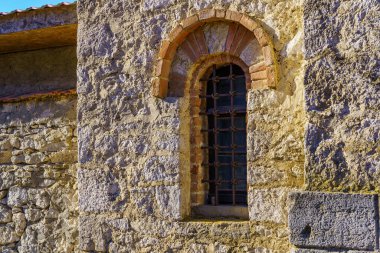 Doğal taştan yapılmış eski bir binanın penceresi. Klasik mimari. Seçici odaklı arkaplan ve metin için alanı kopyala.