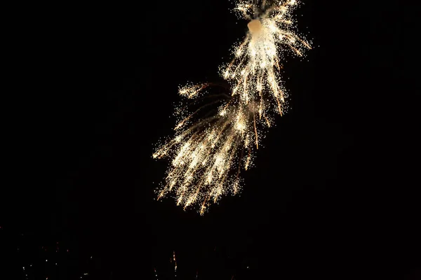 Feuerwerk Funkt Auf Schwarzem Himmelhintergrund Mit Kopierraum Für Text Oder — Stockfoto