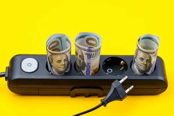 Elektrik Prizlerinde Yuvarlanmış Dolar Banknotları Enerji Krizi Elektrik Enflasyonu Kavramı — Stok fotoğraf