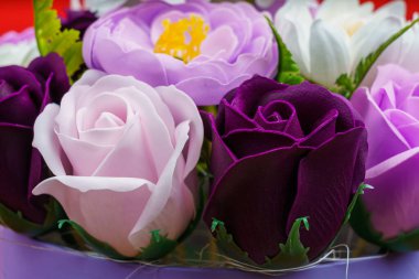 Sabundan yapılan yapay çiçekler. Seçici odaklı hediye buketi. Bir kızın doğum gününü ya da kadınlar bayramını kutlarım. Düğün ve nişan. Yakın plan arkaplan.