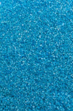 Deniz aromalı tuzunun dokusu. Spa ve rahatlama konsepti. Arkaplan ya da fon. Tasarım için boş ya da bir tasarımcı için kopyalama alanı. Dikey resim.