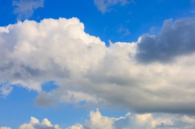 Bulutlu gökyüzü. Seçici odaklı arkaplan veya arkaplan ve metin için alanı kopyala
