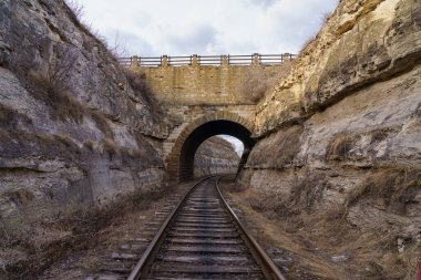 Kanyonda demiryolu tüneli olan bir köprü. Rusça 1893 yazıtları. Metin için kopyalama alanı olan arkaplan