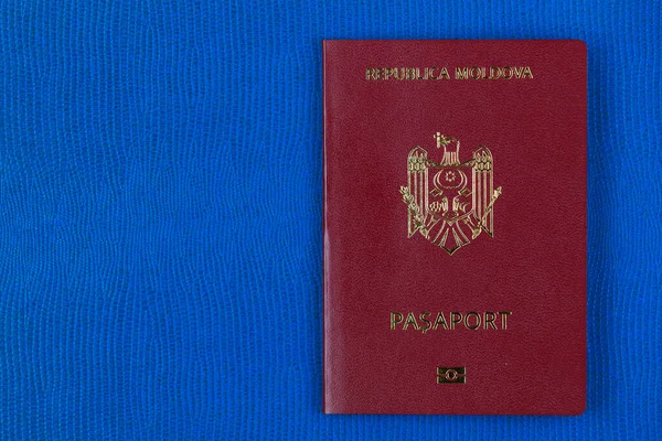 モルドバ共和国市民の近代的な外国パスポート テキストの左側にコピースペースがある背景 — ストック写真