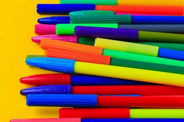 Mehrfarbige Marker Mit Gemischten Kappen Kreatives Konzept Gelber Hintergrund Mit — Stockfoto