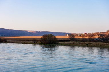 Geniş nehir. Metin veya harfler için kopya alanı olan Doğu Avrupa arka planı. Balık tutmak ve rafting yapmak için ideal. Bir turistin gözlerinden bak.