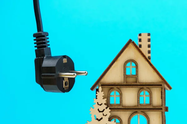 Una Spina Cavo Elettrico Appesa Accanto Una Casa Simbolica Legno — Foto Stock