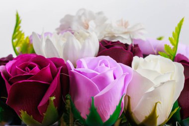 Sabundan yapılan yapay çiçekler. Seçici odaklı hediye buketi. Bir kızın doğum gününü ya da kadınlar bayramını kutlarım. Düğün ve nişan. Yakın plan arkaplan.