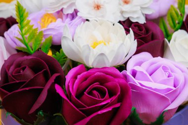 Sabundan yapılan yapay çiçekler. Seçici odaklı hediye buketi. Bir kızın doğum gününü ya da kadınlar bayramını kutlarım. Düğün ve nişan. Yakın plan arkaplan.