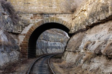 Kanyondaki demiryolu tünelinde 1983 'te Rusça bir yazı vardı. Metin için kopyalama alanı olan arkaplan