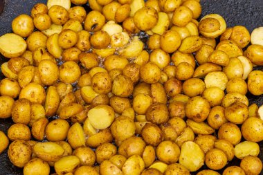 Uluslararası sokak yemekleri festivalinde satılık kızarmış patatesleri kapatıyoruz. Geçmişi. Geleneksel mutfak