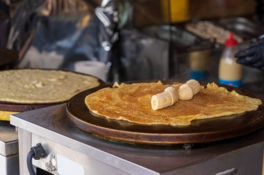 Uluslararası sokak yemekleri festivalinde satılık muzlu gözlemeleri kapatıyoruz. Özenle seçilmiş bir arka plan. Geleneksel festival mutfağı