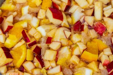 Uluslararası sokak yemekleri festivalinde satılık meyve kokteyllerini soğutmak için meyve dilimlerini kapatın. Özenle seçilmiş bir arka plan. Geleneksel festival mutfağı