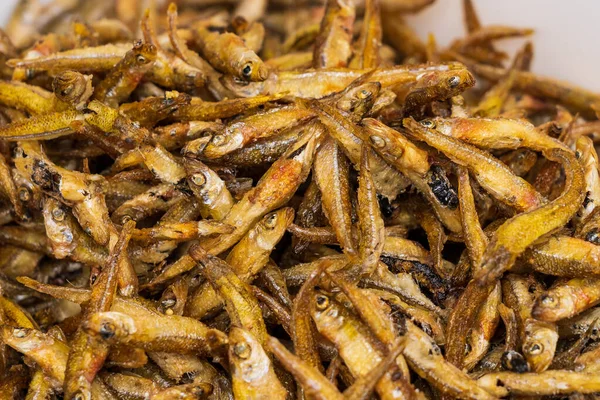 Близько Вогню Смажені Дрібні Риби Продажу Міжнародному Фестивалі Вуличної Їжі — стокове фото