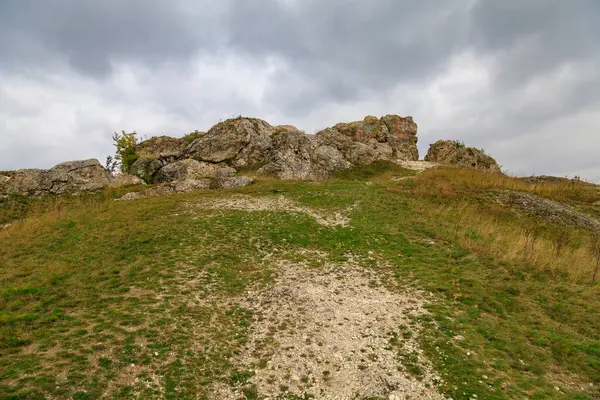 Doğu Avrupa 'nın vahşi kayalık ve dağlık doğası. Metin için kopya alanı olan peyzaj arkaplanı. Seçici odaklanma, uyumlu. Corjeuti köyü, Moldova 'ya hoşgeldiniz..