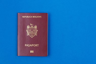 Moldova Cumhuriyeti vatandaşının modern yabancı pasaportu. Metin için sağda kopyalama alanı olan arkaplan.