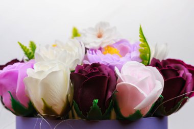 Sabundan yapılan yapay çiçekler. Seçici odaklı hediye buketi. Bir kızın doğum gününü ya da kadınlar bayramını kutlarım. Düğün ve nişan.