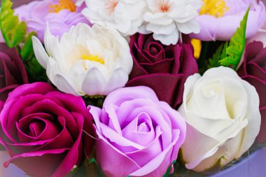 Sabundan yapılan yapay çiçekler. Seçici odaklı hediye buketi. Bir kızın doğum gününü ya da kadınlar bayramını kutlarım. Düğün ve nişan. Yakın plan arkaplan.