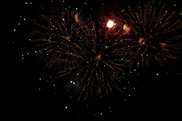 Los Fuegos Artificiales Encienden Sobre Fondo Cielo Negro Con Espacio —  Fotos de Stock