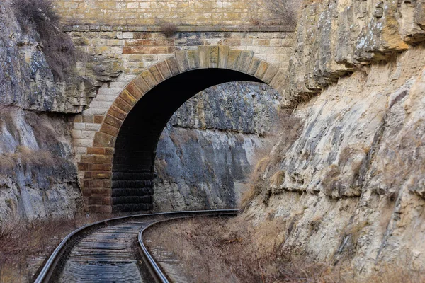 Túnel Ferroviário Desfiladeiro Com Uma Inscrição Russo 1983 Fundo Com — Fotografia de Stock